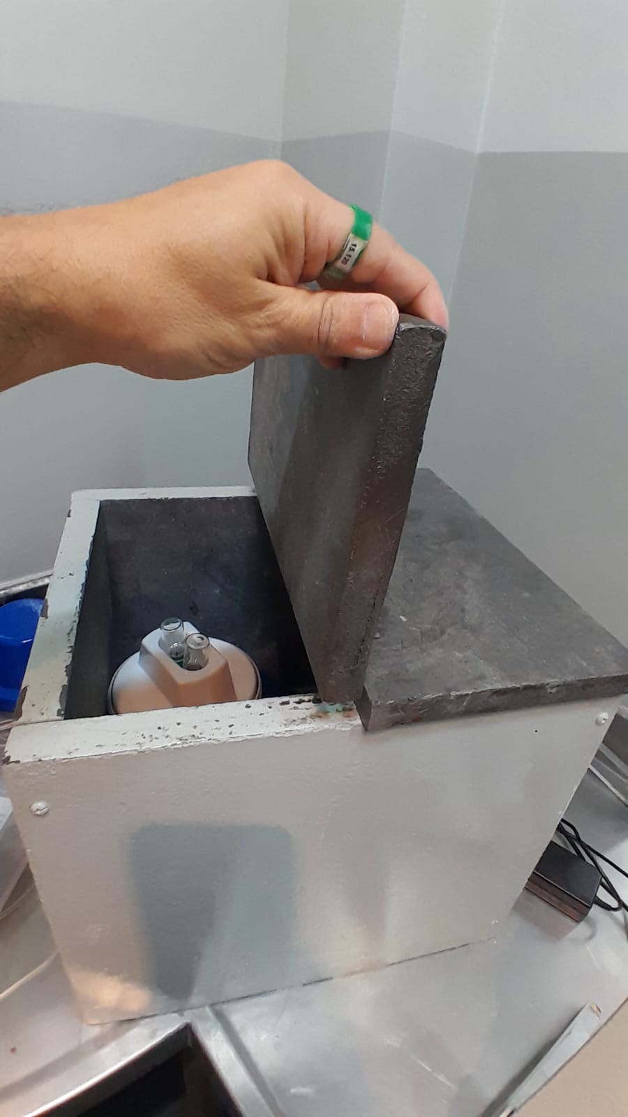 Caja de plomo — abierta